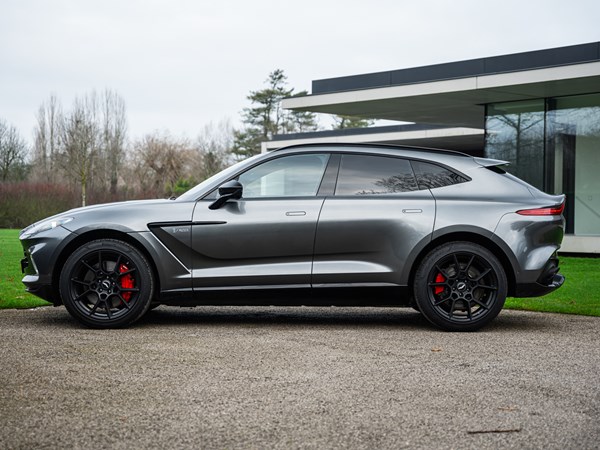 ASTON MARTIN DBX